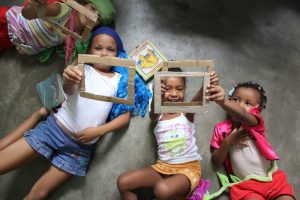 Children practice photo framing. Mangueirinha, 2015. Sarah Garrahan.